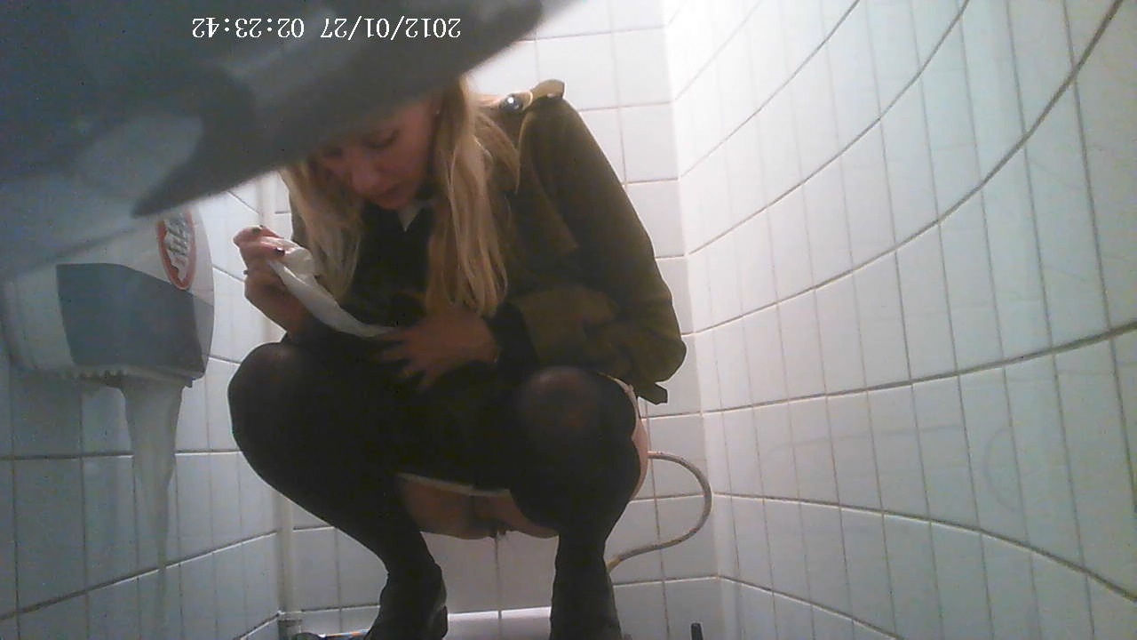 Подглядывание в уличном туалете Казахстана