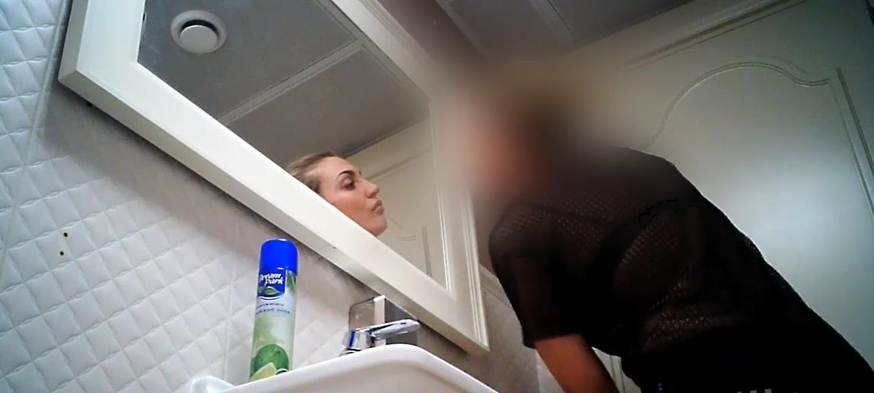 Блондинка в туалете кафе попалась на скрытую камеру