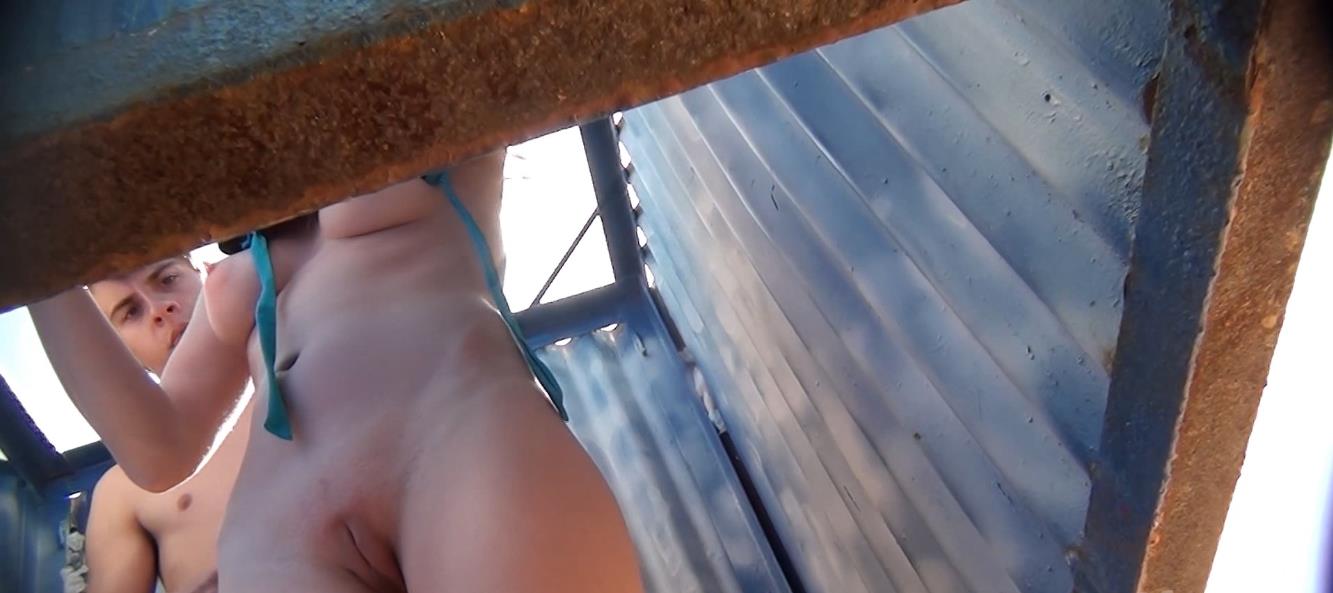Видео голой тинки с волосатой писькой в пляжной кабинке