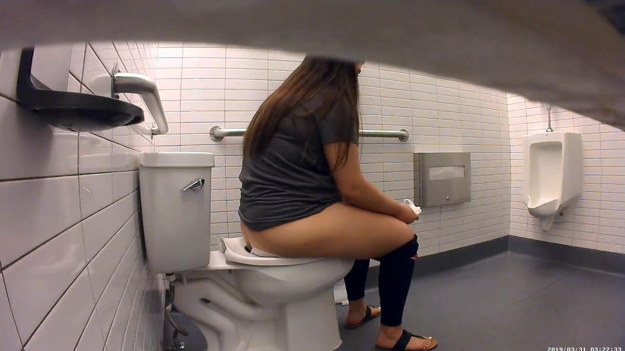 Две камеры спрятанные в туалете засняли девушку во время писсинга