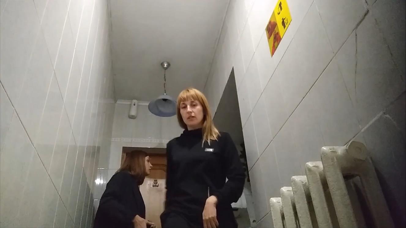 Взрослые дамы писают в публичном туалете
