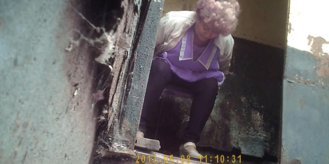 Старые женщины ссут в туалете