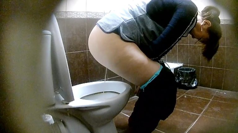 Asiatische Taetowierte Toilette Fisten