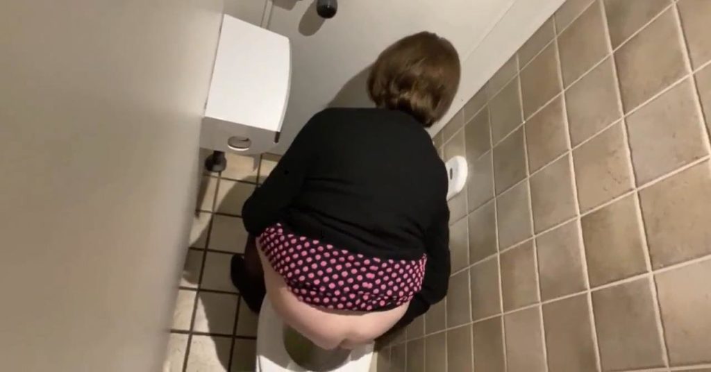 risky voyeur piss wc