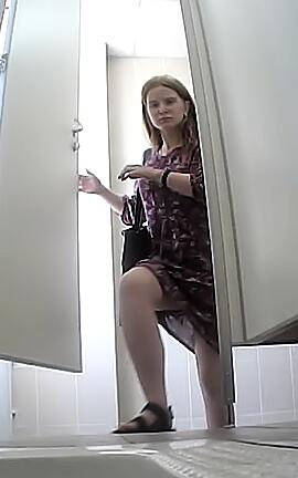 Подглядывание сын маму. Подглядывание. Подсмотр в женском туалете. Сыкрытый камера женс кой тулнт.